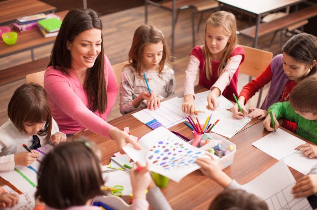 Grundschulkinder im Workshop mit ihrer Lehrerin