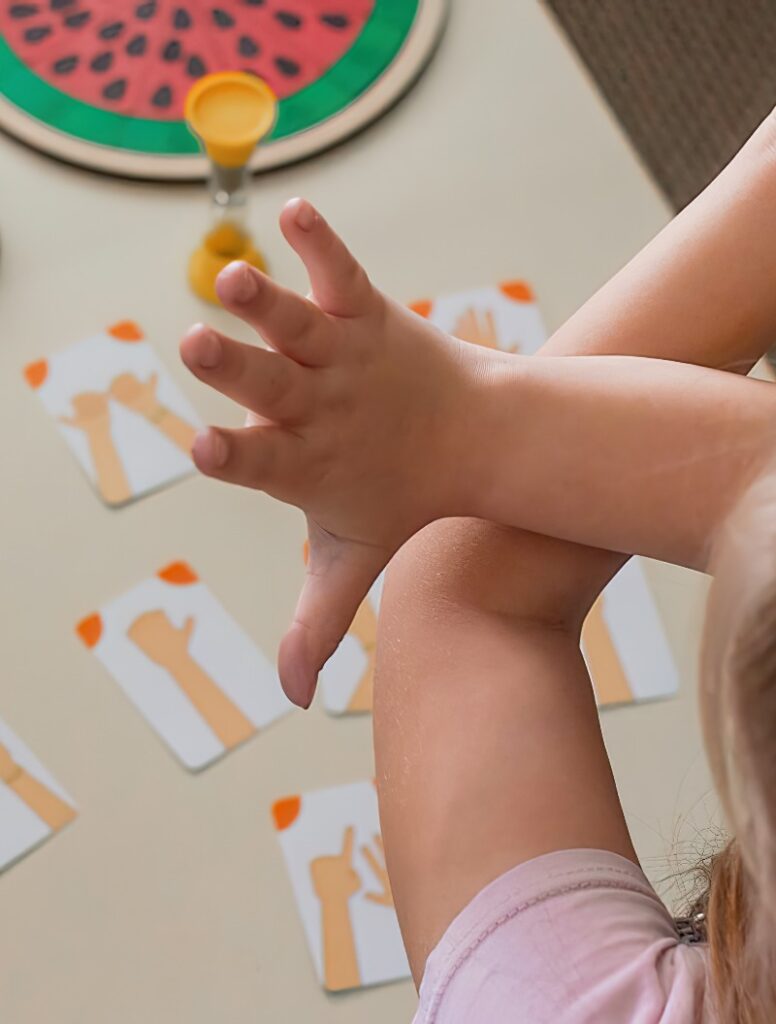 Unterricht für Kinder mit einem Logopäden, einem Psychologen und didaktischem Material